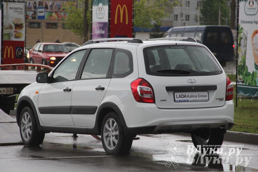В Великих Луках прошла «Весенняя автоярмарка Великие Луки — 2015» (фото)
