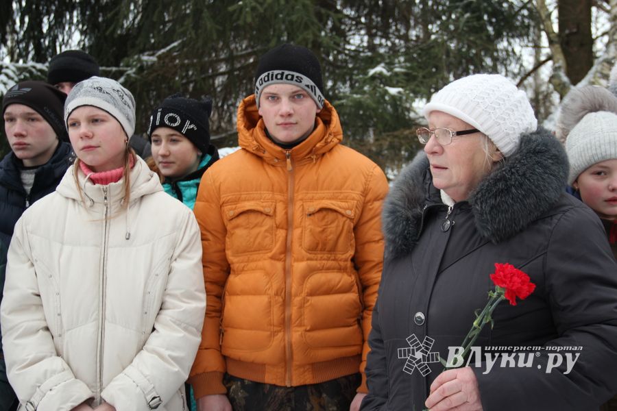 Никто не забыт: в Великих Луках благоустроили могилу неизвестного солдата (ФОТО)