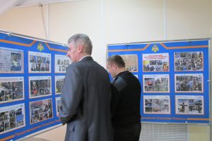 С фотовыставкой, посвященной 25-летию МЧС, продолжают знакомиться жители Великих Лук (фото)