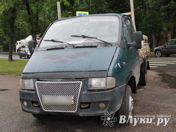 В Великих Луках столкнулись ВАЗ и Газель, есть пострадавшие (ФОТО)