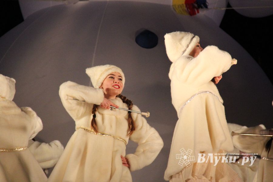 В Великих Луках зажглась главная новогодняя елка (фото) 