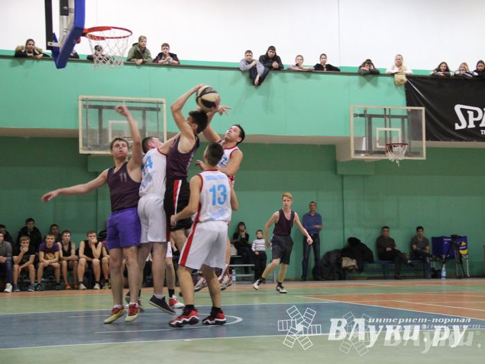В Великих Луках прошли финальные игры муниципального этапа «КЭС-Баскет» (фото)