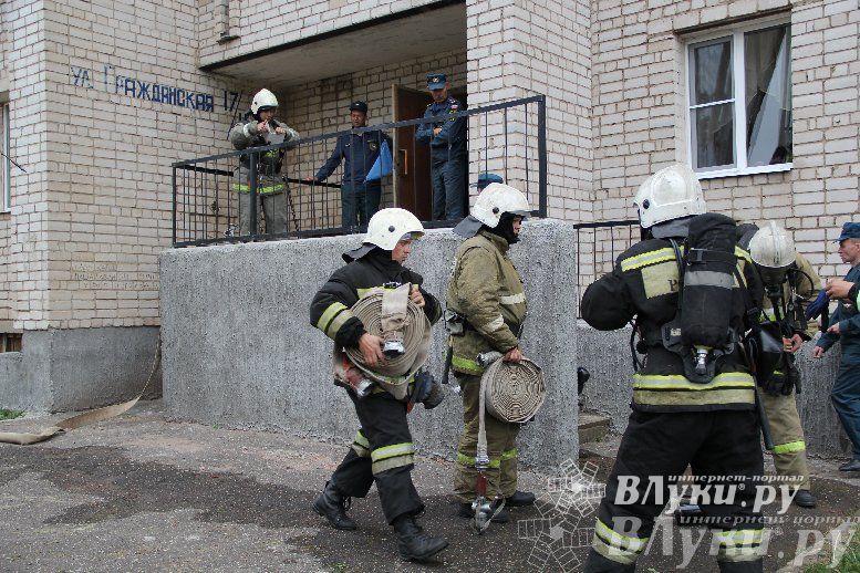 В Великих Луках прошли областные соревнования среди пожарных по спасению пострадавших