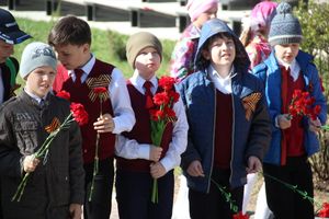 Ученики лицея №11 возложили цветы к могилам Братского кладбища (ФОТО)