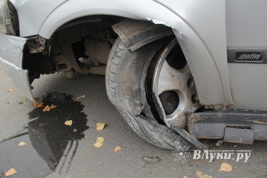 В Великих Луках неизвестный водитель, попав в ДТП, бросил автомобиль и скрылся (ФОТО)