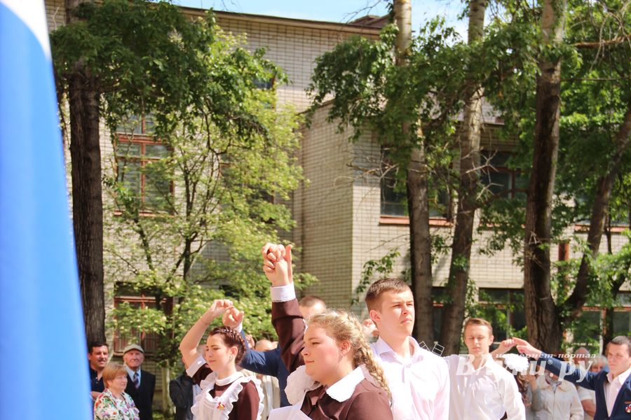 В Великих Луках прозвенели «последние» звонки (ФОТО)