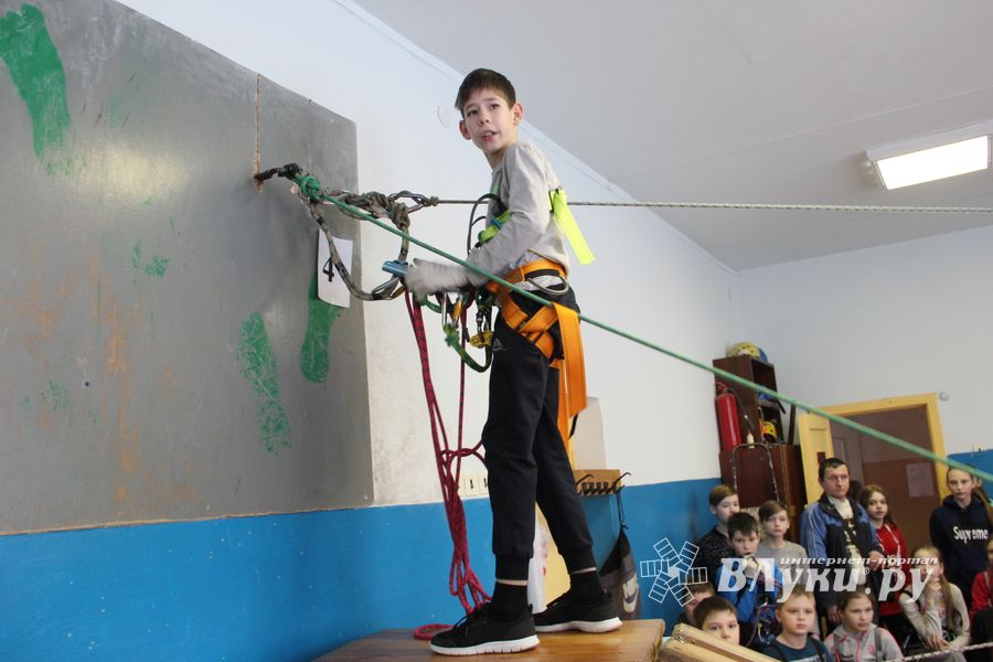 Великолукские школьники попрыгали по «кочкам»