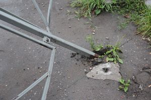 В Великих Луках автомобиль протаранил ограждение и «припарковался» на остановке (ФОТО)