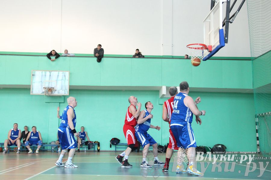 Баскетболисты Великих Лук сыграли со сборной Дмитрова