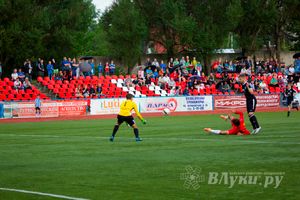Матчи по футболу в рамках Первенства России проходят в Великих Луках (фото)