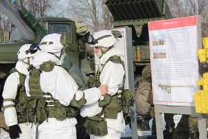 Великолучанам показывают армейскую технику и кормят кашей (6+) (ФОТО)