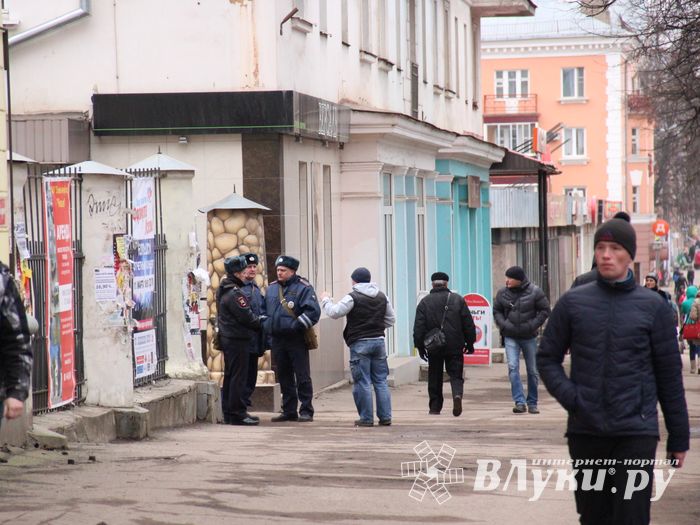 В Великих Луках «захватили заложников» (фото)