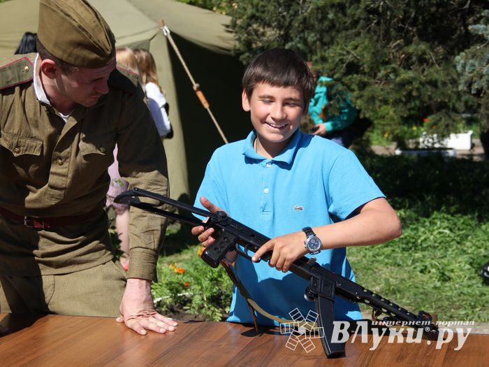 По центральному проспекту Великих Лук прошёл  «Бессмертный полк» (0+) (ФОТО)