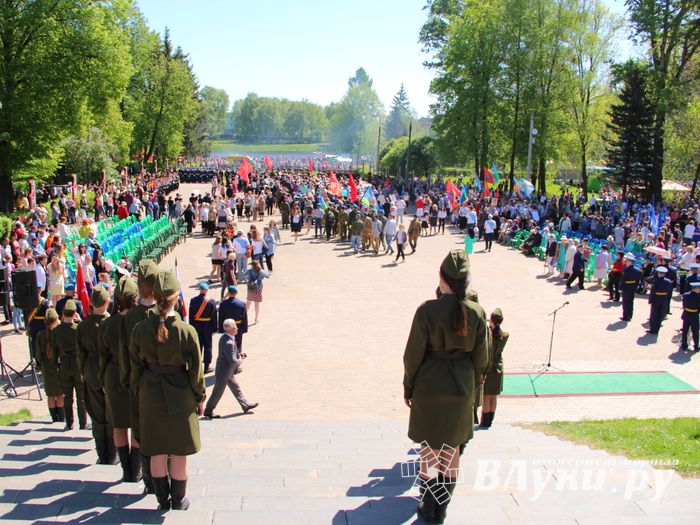 По центральному проспекту Великих Лук прошёл  «Бессмертный полк» (0+) (ФОТО)