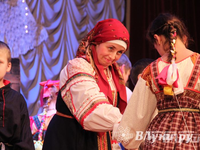 Рождественский концерт ансамбля «Заряница» прошел в Великих Луках (фото)