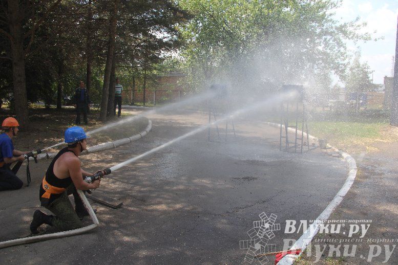 В Великих Луках прошли соревнования среди пожарных
