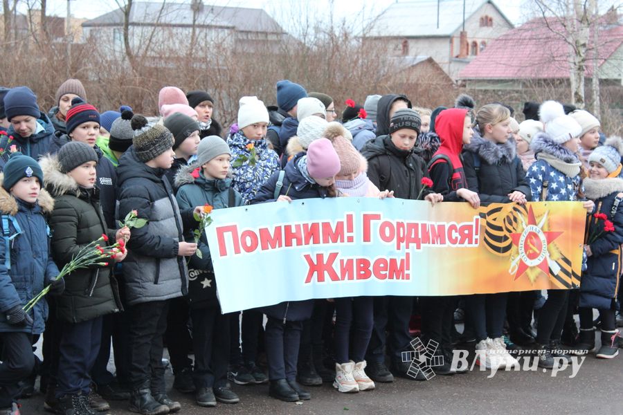 Родственники погибших солдат приняли участие в возложении цветов в Великих Луках