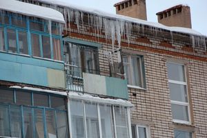 Сосульки в Великих Луках продолжают расти