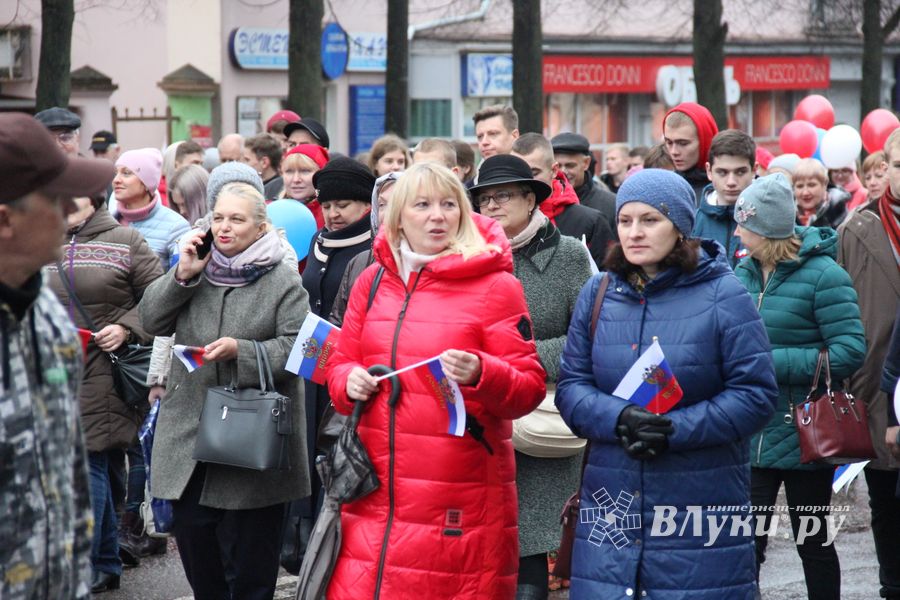 В Великих Луках прошло праздничное шествие (ФОТО)