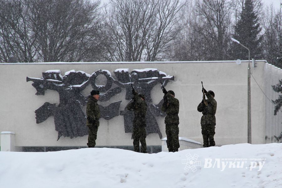 В Аллее Героев в Великих Луках прошёл Торжественный митинг  (ФОТО)