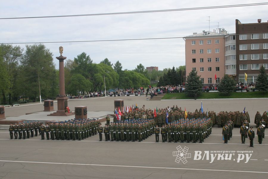 В Великих Луках прошел Военный парад