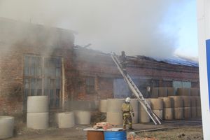 В Великих Луках горит склад (ФОТО)