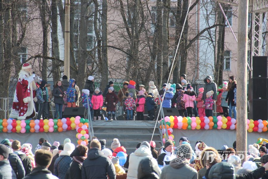 В Великих Луках широко отметили Масленицу (ФОТО)