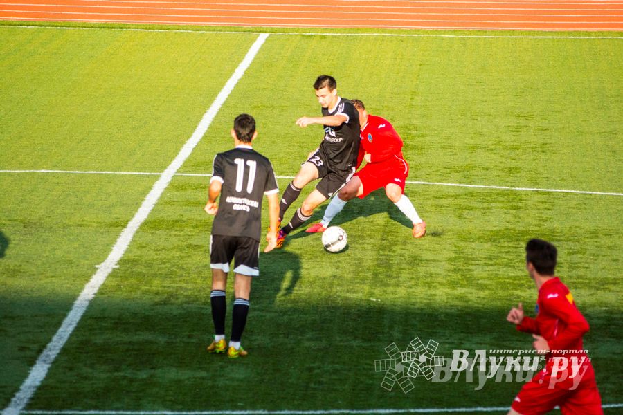 Матчи по футболу в рамках Первенства России проходят в Великих Луках (фото)