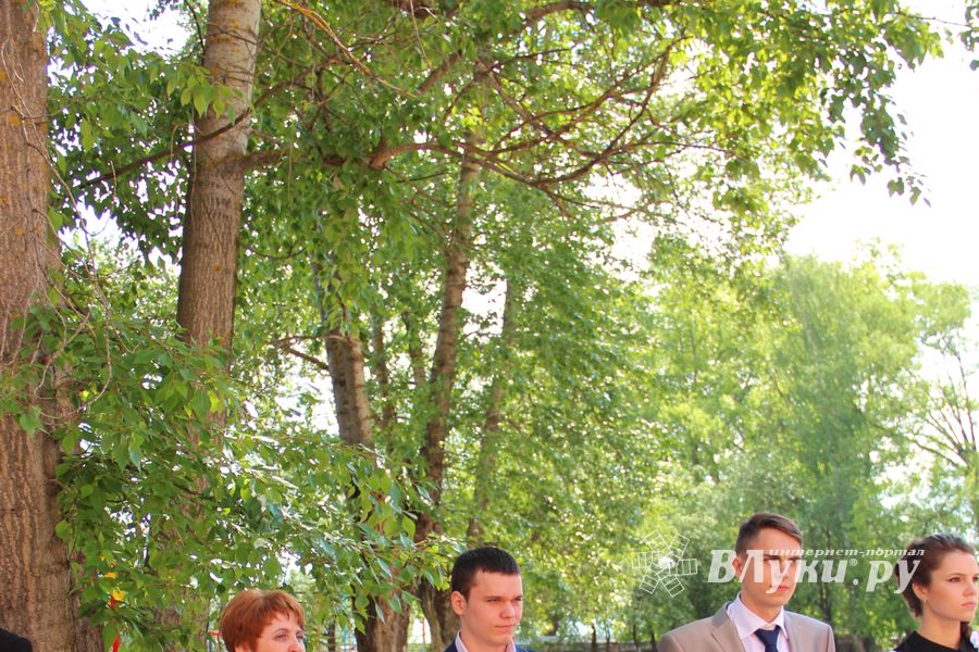 В Великих Луках прозвенели «последние» звонки (ФОТО)