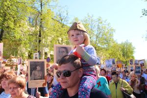 По центральному проспекту Великих Лук прошёл  «Бессмертный полк» (0+) (ФОТО)