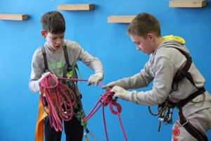 Великолукские школьники попрыгали по «кочкам»