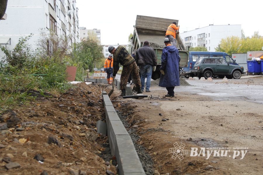 Во дворе дома на ул. Гоголя дорожники взяли в руки клещи (ФОТО)