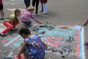 В Великих Луках прошел конкурс детских  рисунков на асфальте (фото)