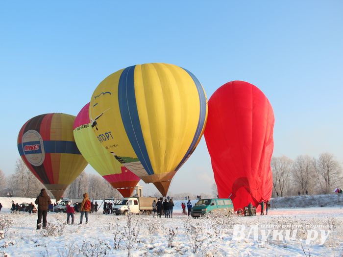 Над Великими Луками взлетели «Яблоки на снегу» (фото)