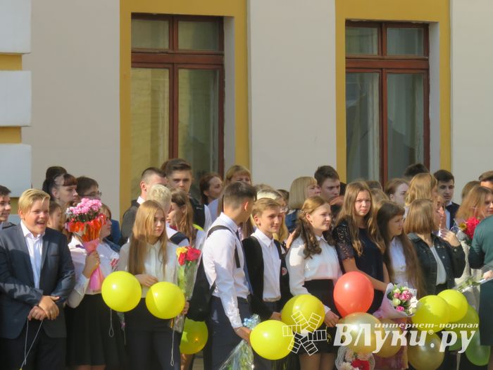 1 сентября в школах Великих Лук прошли Торжественные линейки (ФОТО)