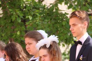 В Великих Луках прозвенели «последние» звонки (ФОТО)
