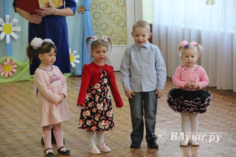 Малыши сада №1 поздравили мам и бабушек с 8 марта