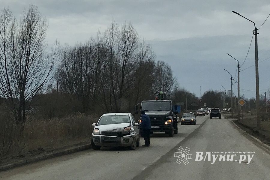 На улице Гражданской после ДТП затруднено движение (ФОТО)