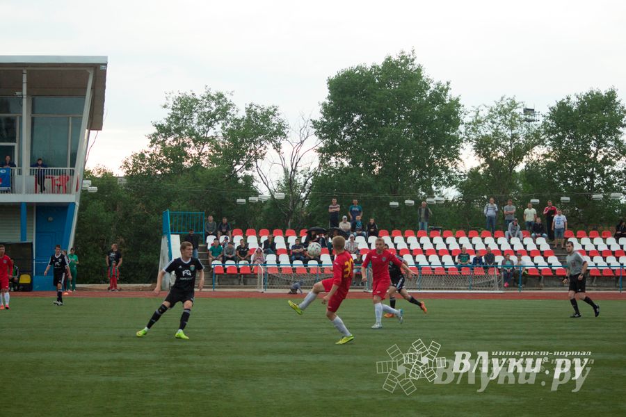 Матчи по футболу в рамках Первенства России проходят в Великих Луках (фото)