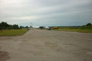 В Пскове пассажирский самолет укатился со взлетной полосы (фото)