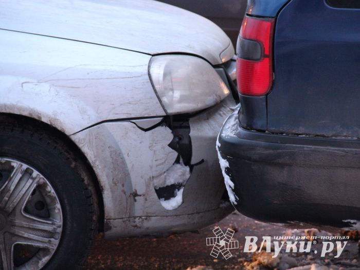 Великих Луках столкнулись три автомобиля