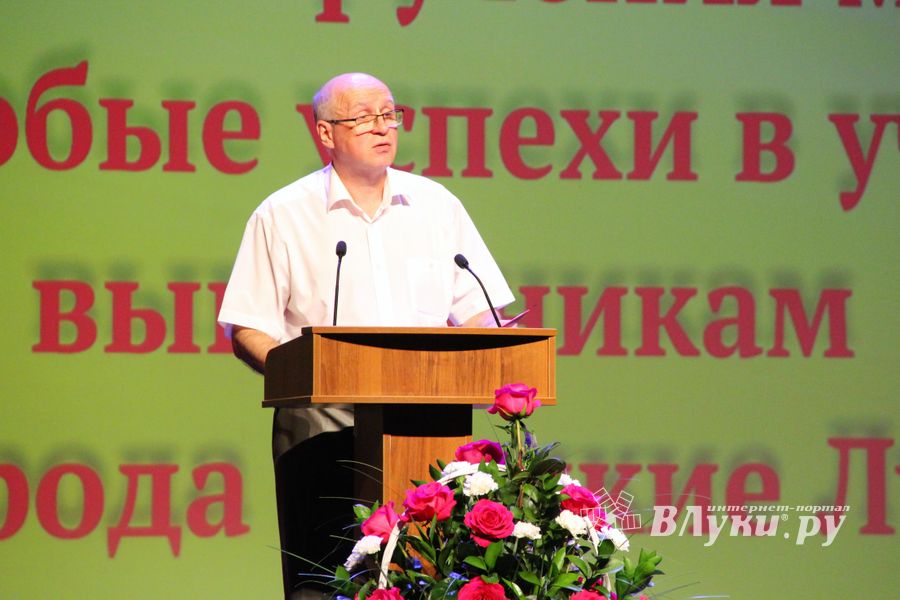 Великолукским выпускникам вручили медали «За особые успехи в учении» (ФОТО)