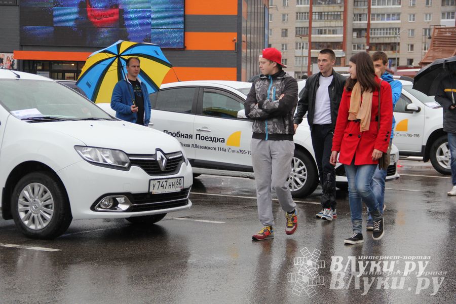 В Великих Луках прошла «Весенняя автоярмарка Великие Луки — 2015» (фото)