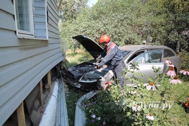 В Великих Луках женщина за рулём Ауди врезалась в дом (фото)