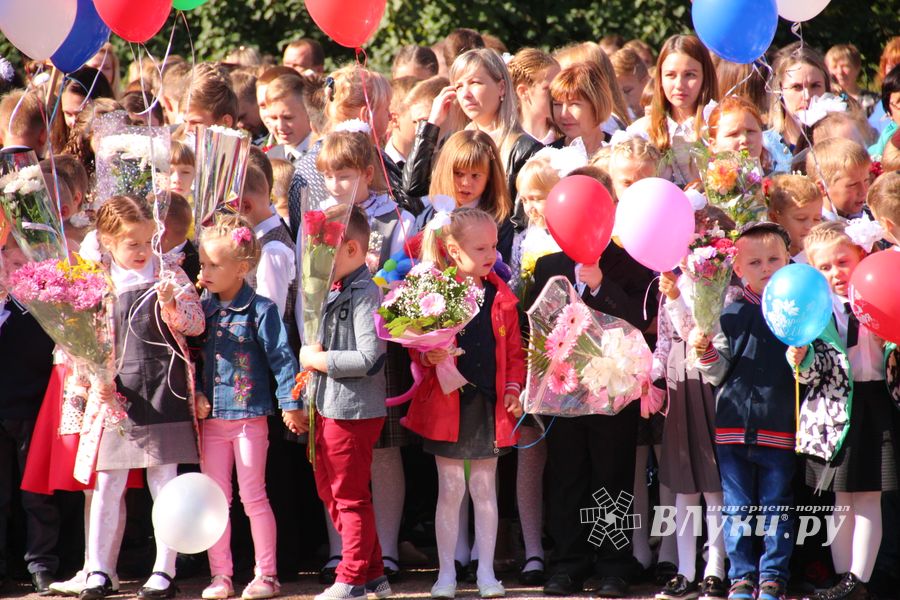 Самую многочисленную школу Великих Лук пополнили 116 первоклассников (ФОТО)