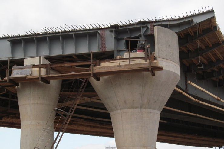 Строители готовятся к сборке пролета правого направления на путепроводе Великих Лук (ФОТО)