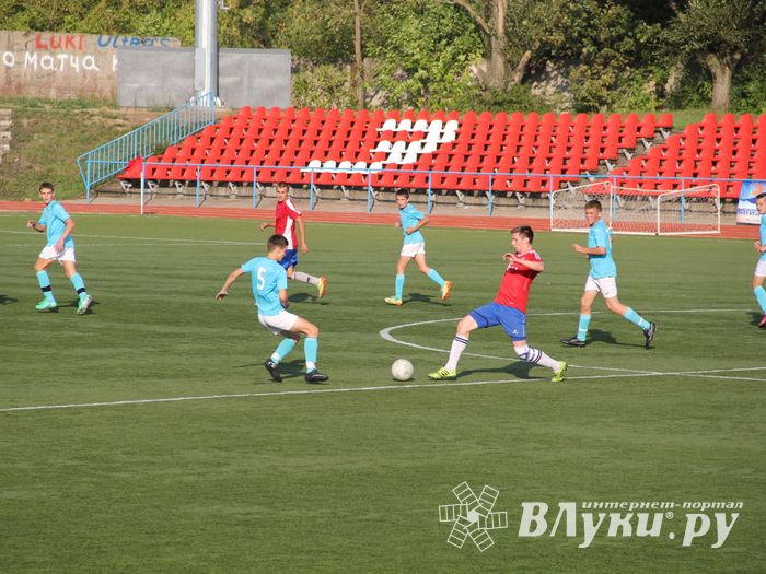 В минувшие выходные великолучане сыграли в футбол (фото)