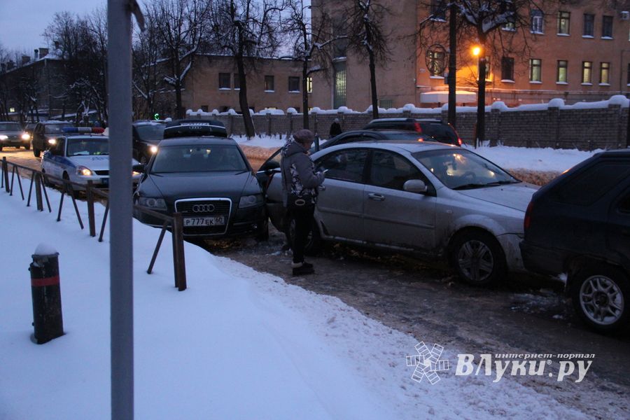  Великих Луках столкнулись три автомобиля
