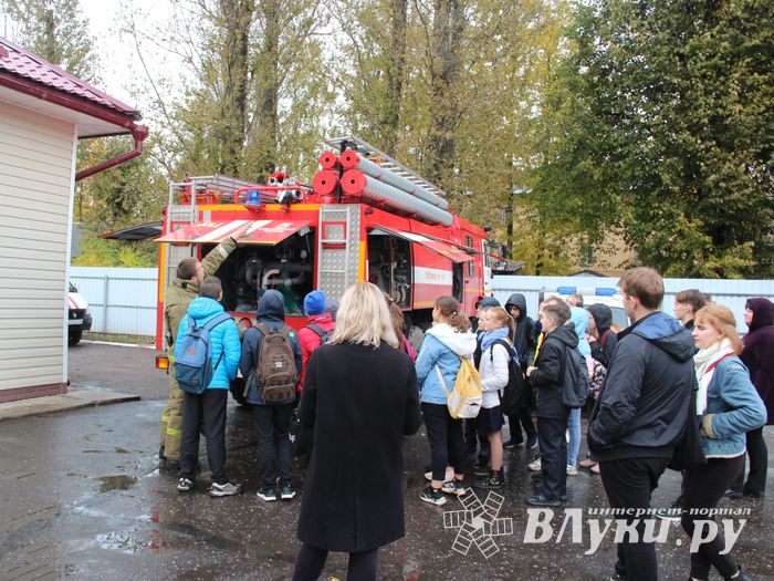 Великолукских школьников познакомили со спасательной техникой (ФОТО)