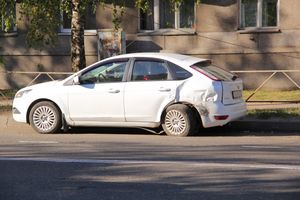 Водитель  Volkswagen  врезался в припаркованный Ford (фото)